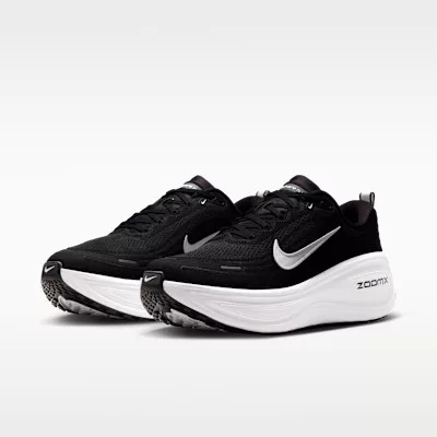 Nike Vomero Plus Extra Wide 'Black Cool Grey' alacsony szárú sneaker – termékfotó, oldalnézet