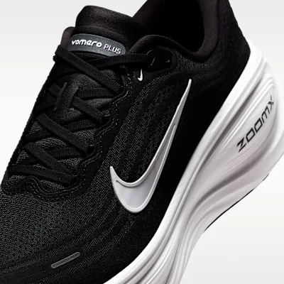 Nike Vomero Plus Extra Wide 'Black Cool Grey' alacsony szárú sneaker – termékfotó, oldalnézet