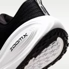 Nike Vomero Plus Extra Wide 'Black Cool Grey' alacsony szárú sneaker – termékfotó, oldalnézet