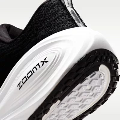 Nike Vomero Plus Extra Wide 'Black Cool Grey' alacsony szárú sneaker – termékfotó, oldalnézet