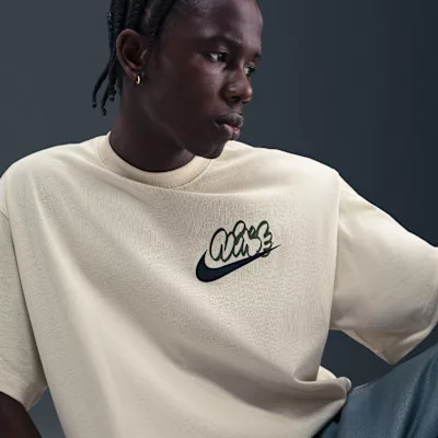 Nike Solo Swoosh Men's T-Shirt Light Khaki – termékfotó, oldalnézet