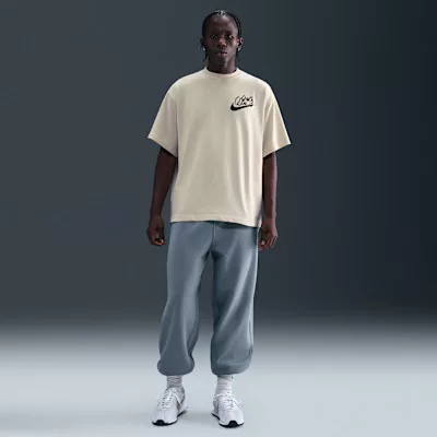 Nike Solo Swoosh Men's T-Shirt Light Khaki – termékfotó, oldalnézet