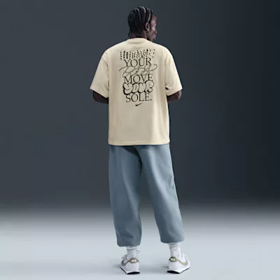 Nike Solo Swoosh Men's T-Shirt Light Khaki – termékfotó, oldalnézet