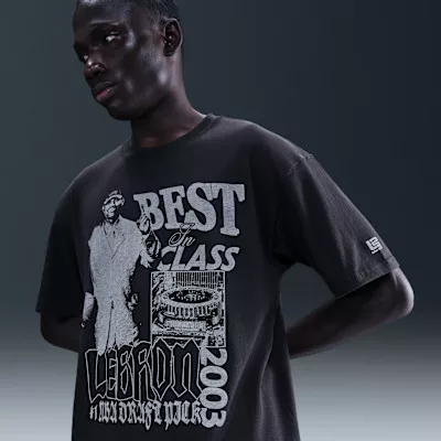 LeBron 'Best In Class' Men's Basketball T-Shirt Off-Noir – termékfotó, oldalnézet
