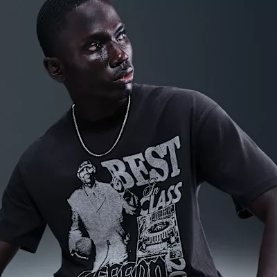 LeBron 'Best In Class' Men's Basketball T-Shirt Off-Noir – termékfotó, oldalnézet