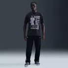 LeBron 'Best In Class' Men's Basketball T-Shirt Off-Noir – termékfotó, oldalnézet