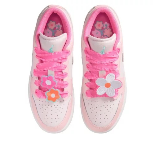Air Jordan 1 Low SE Pink Bloom (GS) gyerek alacsony szárú utcai sneaker rózsaszín