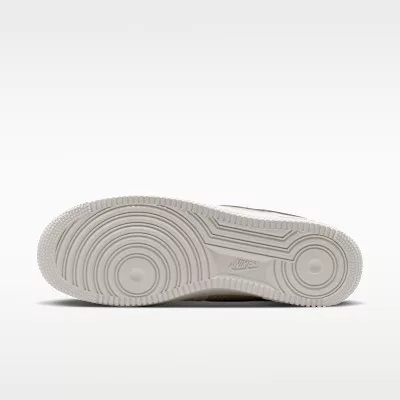 Nike Air Force 1 '07 LV8 'Phantom Cream II Metallic Silver Dark Smoke Grey' alacsony szárú sneaker – termékfotó, oldalnézet