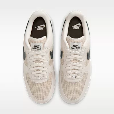 Nike Air Force 1 '07 LV8 'Phantom Cream II Metallic Silver Dark Smoke Grey' alacsony szárú sneaker – termékfotó, oldalnézet