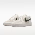 Nike Air Force 1 '07 LV8 'Phantom Cream II Metallic Silver Dark Smoke Grey' alacsony szárú sneaker – termékfotó, oldalnézet