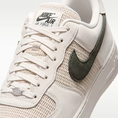 Nike Air Force 1 '07 LV8 'Phantom Cream II Metallic Silver Dark Smoke Grey' alacsony szárú sneaker – termékfotó, oldalnézet