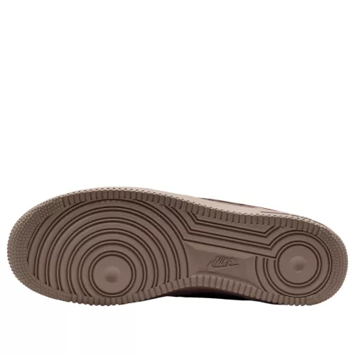 Nike Air Force 1 '07 LV8 Mink Brown Dark Hazel alacsony szárú sneaker – termékfotó, oldalnézet