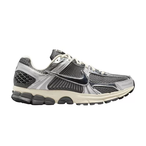 Nike Zoom Vomero 5 Iron Grey Chrome alacsony szárú sneaker – termékfotó, oldalnézet