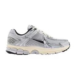 Nike Zoom Vomero 5 Grey Fog Chrome alacsony szárú sneaker – termékfotó, oldalnézet