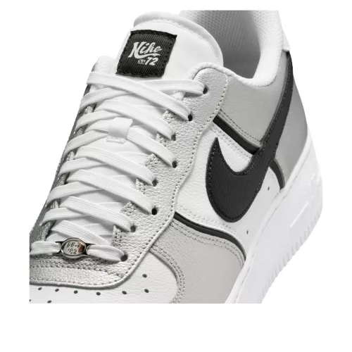 Nike Air Force 1 Low '07 LV8 Metallic Silver White Black alacsony szárú sneaker – termékfotó, oldalnézet