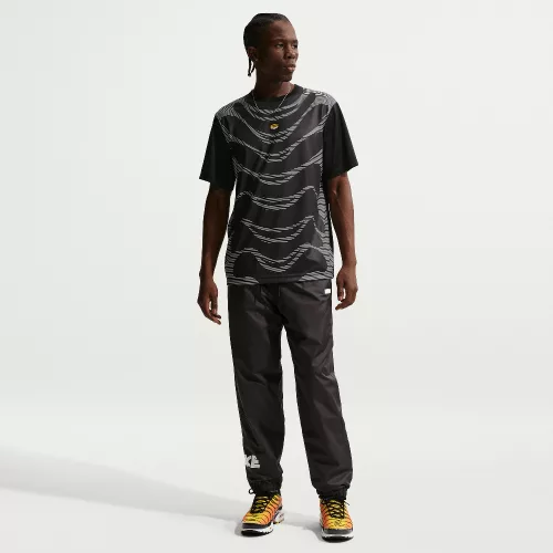 Nike Sportswear Tuned Air Men's Football Shirt Black/Black – termékfotó, oldalnézet