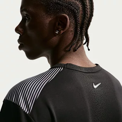 Nike Sportswear Tuned Air Men's Football Shirt Black/Black – termékfotó, oldalnézet