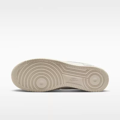 Nike Air Force 1 Low '07 LV8 Phantom Light Orewood Brown alacsony szárú sneaker – termékfotó, oldalnézet