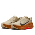 Nike Vomero Plus Running Poets alacsony szárú sneaker – termékfotó, oldalnézet