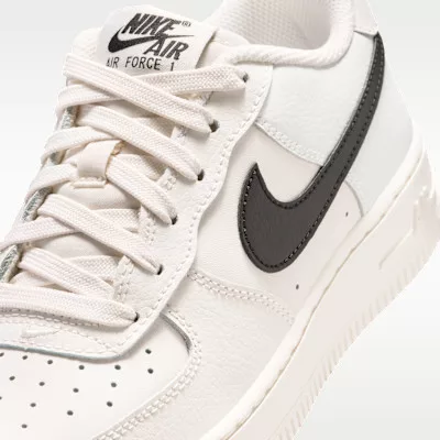 Nike Air Force 1 Low Essential+ Phantom Black (GS) alacsony szárú sneaker – termékfotó, oldalnézet