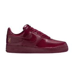 Nike Air Force 1 Low Syna Central Cee Dark Beetroot (UK Exclusive) alacsony szárú sneaker – termékfotó, oldalnézet