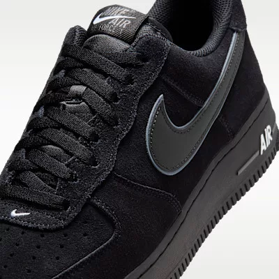 Nike Air Force 1 Low '07 LV8 Black Iron Grey alacsony szárú sneaker – termékfotó, oldalnézet