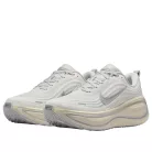 Nike Vomero Plus Running is Mental alacsony szárú sneaker – termékfotó, oldalnézet