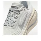 Nike Vomero Plus Running is Mental alacsony szárú sneaker – termékfotó, oldalnézet