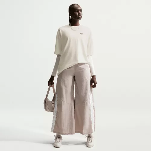 Nike Sportswear Classic Women's Oversized Short-Sleeve T-Shirt Sail/Dark Hazel/Dark Hazel – termékfotó, oldalnézet
