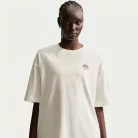 Nike Sportswear Classic Women's Oversized Short-Sleeve T-Shirt Sail/Dark Hazel/Dark Hazel – termékfotó, oldalnézet