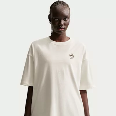Nike Sportswear Classic Women's Oversized Short-Sleeve T-Shirt Sail/Dark Hazel/Dark Hazel – termékfotó, oldalnézet