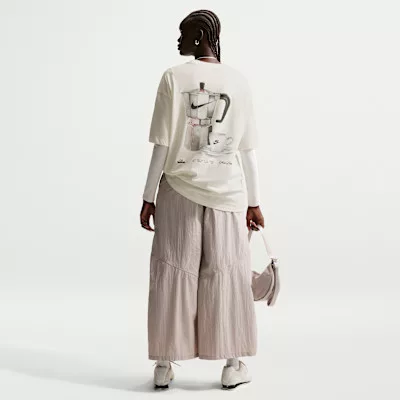 Nike Sportswear Classic Women's Oversized Short-Sleeve T-Shirt Sail/Dark Hazel/Dark Hazel – termékfotó, oldalnézet