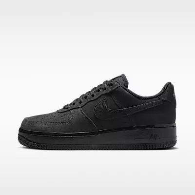 Nike Air Force 1 '07 Triple Black (W) alacsony szárú sneaker – termékfotó, oldalnézet