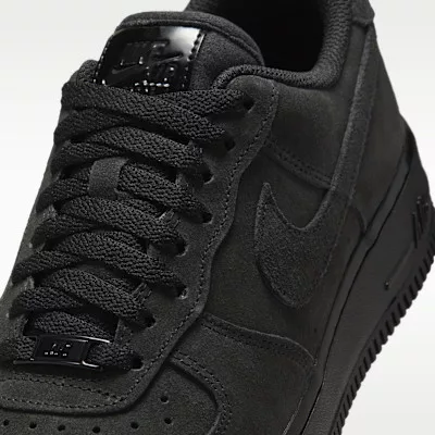 Nike Air Force 1 '07 Triple Black (W) alacsony szárú sneaker – termékfotó, oldalnézet