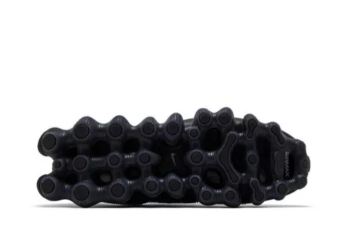 Nike Air Liquid Max Triple Black alacsony szárú sneaker – termékfotó, oldalnézet