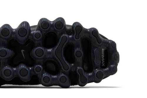 Nike Air Liquid Max Triple Black alacsony szárú sneaker – termékfotó, oldalnézet