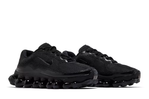 Nike Air Liquid Max Triple Black alacsony szárú sneaker – termékfotó, oldalnézet