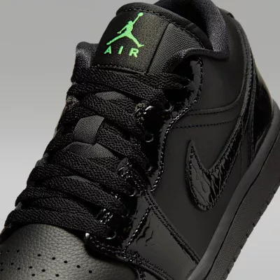 Jordan 1 Low SE Black Croc Scream Green (Women's) női alacsony szárú utcai sneaker fekete zöld