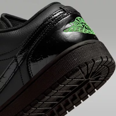 Jordan 1 Low SE Black Croc Scream Green (Women's) női alacsony szárú utcai sneaker fekete zöld