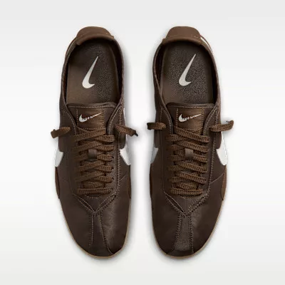 Nike Moon Shoe OG Cacao Wow Sail Gum alacsony szárú sneaker – termékfotó, oldalnézet
