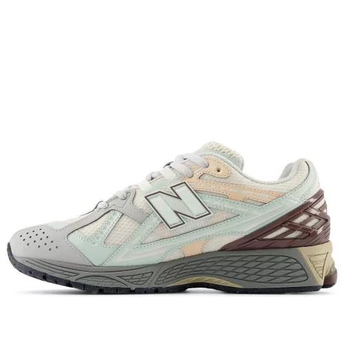 New Balance 1906D Clay Ash Licorice alacsony szárú sneaker – termékfotó, oldalnézet