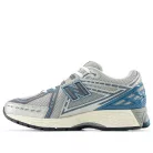 New Balance 1906R Silver Metallic Terrarium alacsony szárú sneaker – termékfotó, oldalnézet