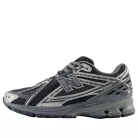 New Balance 1906R Phantom Dark Grey Metallic Silver alacsony szárú sneaker – termékfotó, oldalnézet