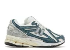 1906R 'White Navy' Footlocker Exclusive alacsony szárú sneaker – termékfotó, oldalnézet