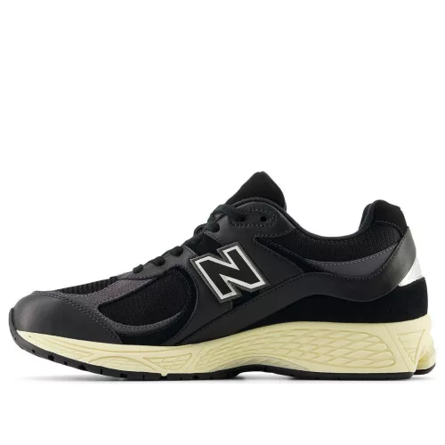 New Balance 2002R Black Vintage alacsony szárú sneaker – termékfotó, oldalnézet
