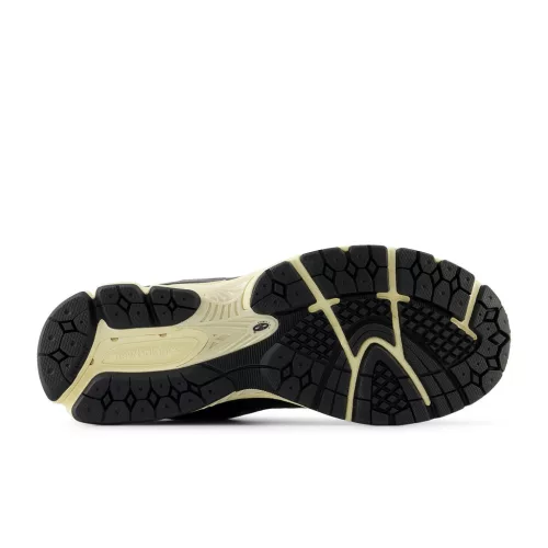 New Balance 2002R Black Vintage alacsony szárú sneaker – termékfotó, oldalnézet