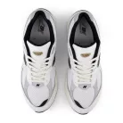 New Balance 2002R White Black Gold Metallic alacsony szárú sneaker – termékfotó, oldalnézet
