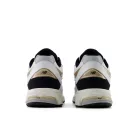 New Balance 2002R White Black Gold Metallic alacsony szárú sneaker – termékfotó, oldalnézet