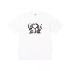 Supreme Skunk Tee 'White' – termékfotó, oldalnézet