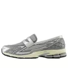 New Balance 1906L Metallic Silver alacsony szárú sneaker – termékfotó, oldalnézet